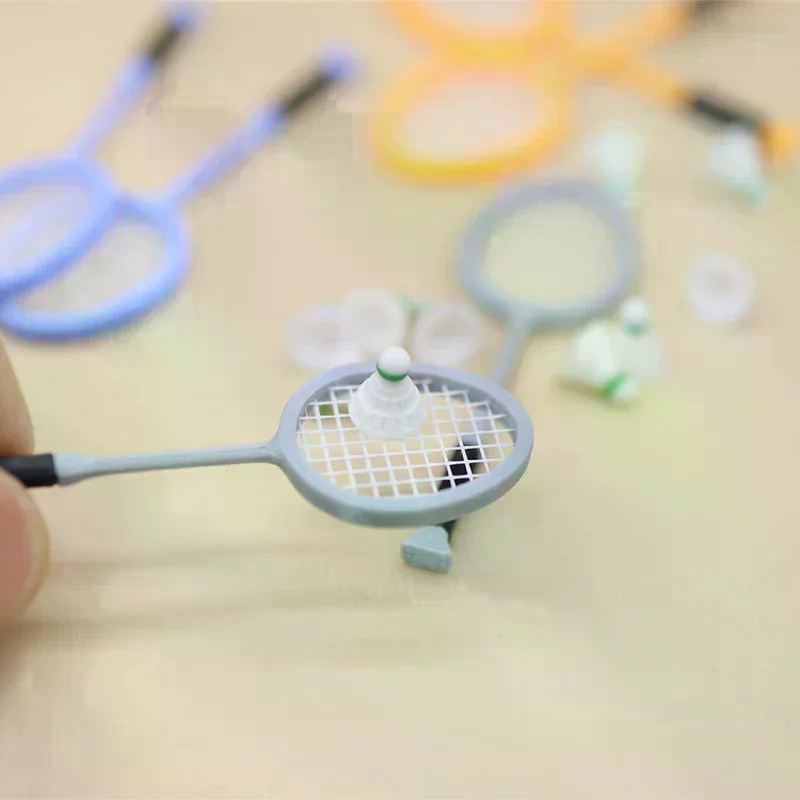 Badminton House - 1 ペア 1:12 ドールハウスシミュレーションミニバドミントンラケットセットドールハウススポーツシーン装飾ドールハウスごっこ遊びおもちゃ